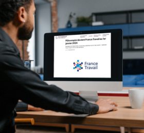 Homme consultant sur un ordinateur une information sur l'opérateur de l'emploi France Travail