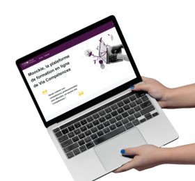 Ordinateur tendu à bout de bras qui présente la page d'accueil du site moodkie.fr